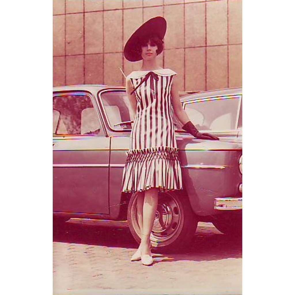 Šaty a klobouk Reklamní fotografie móda 60. léta
